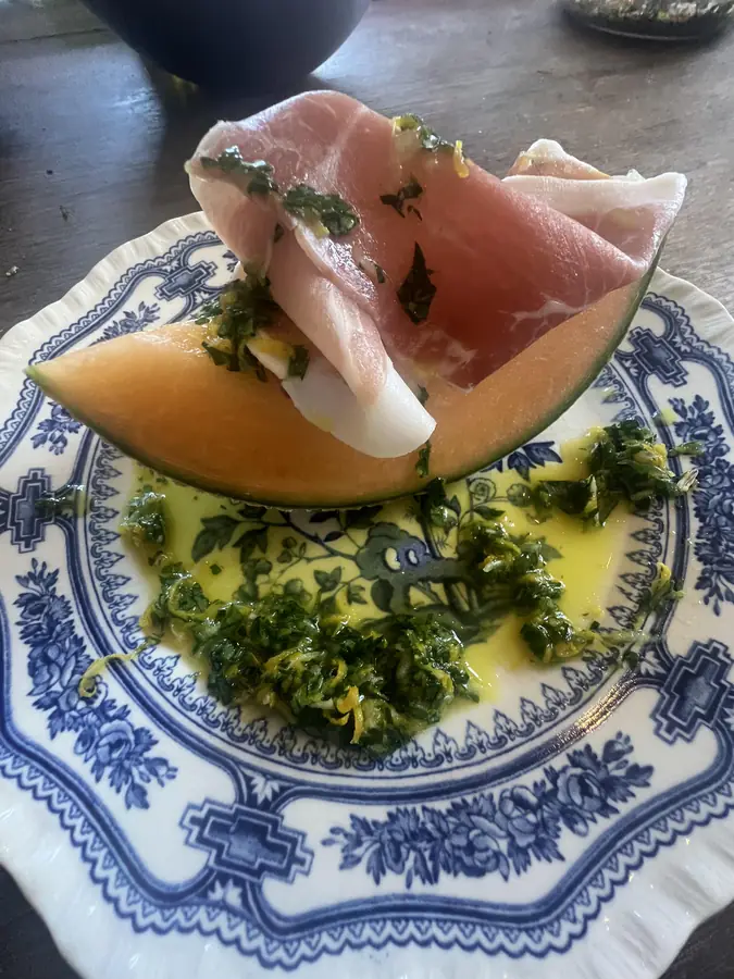 Melon charentais et jambon cru, huile d'herbes et citron, entr&eacute;e d'&eacute;t&eacute; en Charente-Maritime