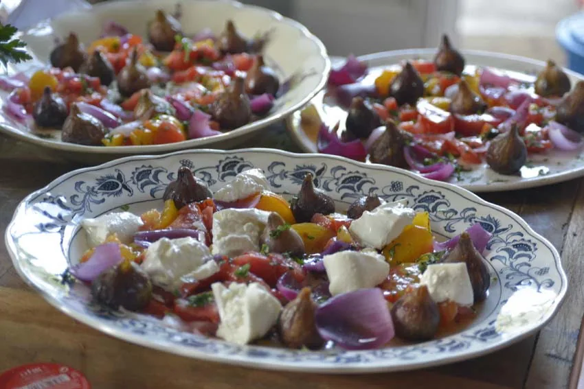 Plats &agrave; partager de figues, mozzarella, tomates et oignons rouges pr&eacute;par&eacute;s par un chef &agrave; domicile
