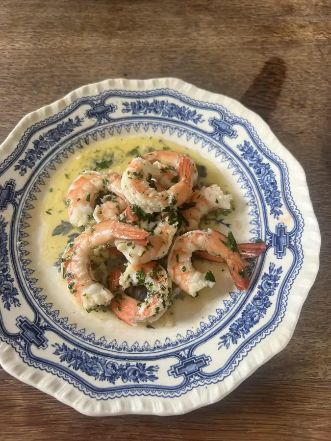 Gambas &agrave; l'ail et aux herbes, cr&egrave;me et persil, servies en entr&eacute;e par un chef &agrave; domicile